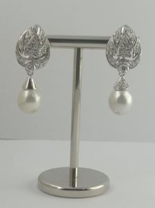 ORECCHINI DIAMANTI CON PERLA NATURALE